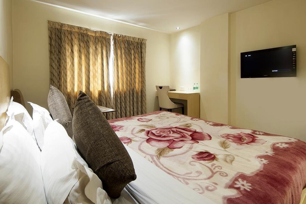 Mayur Hotel New Delhi Exterior photo