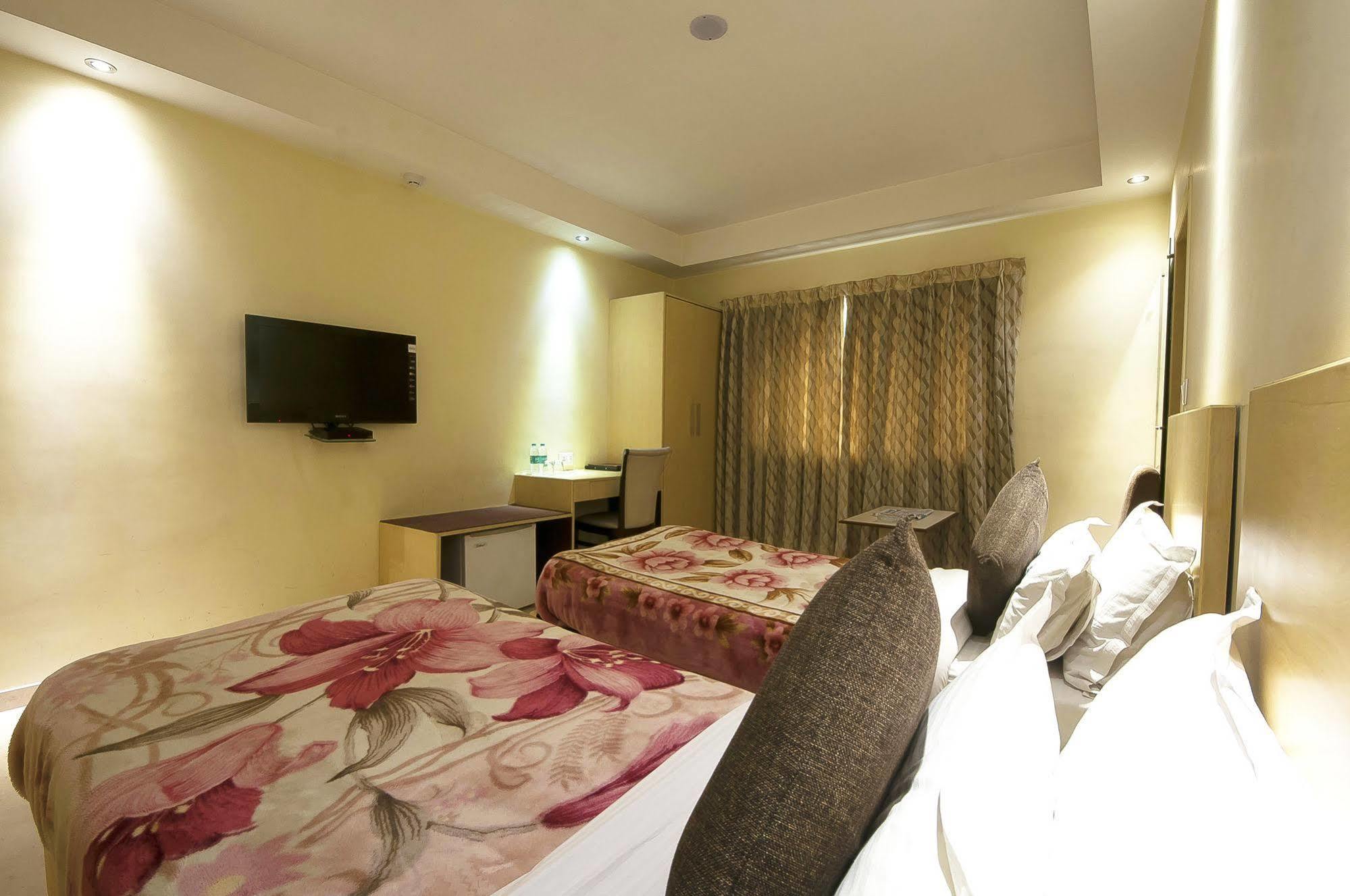 Mayur Hotel New Delhi Exterior photo