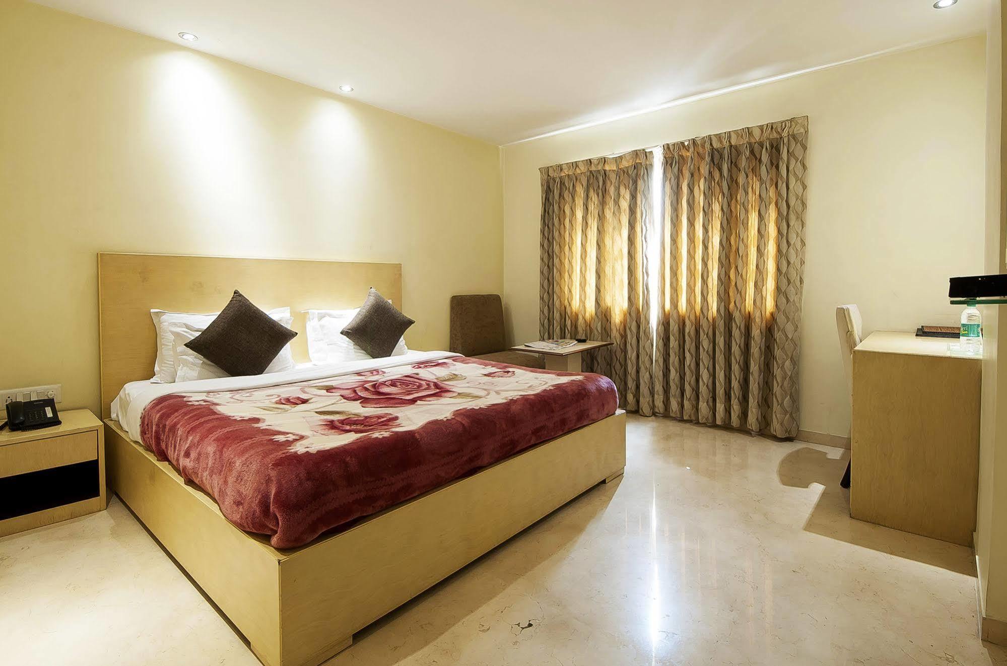 Mayur Hotel New Delhi Exterior photo