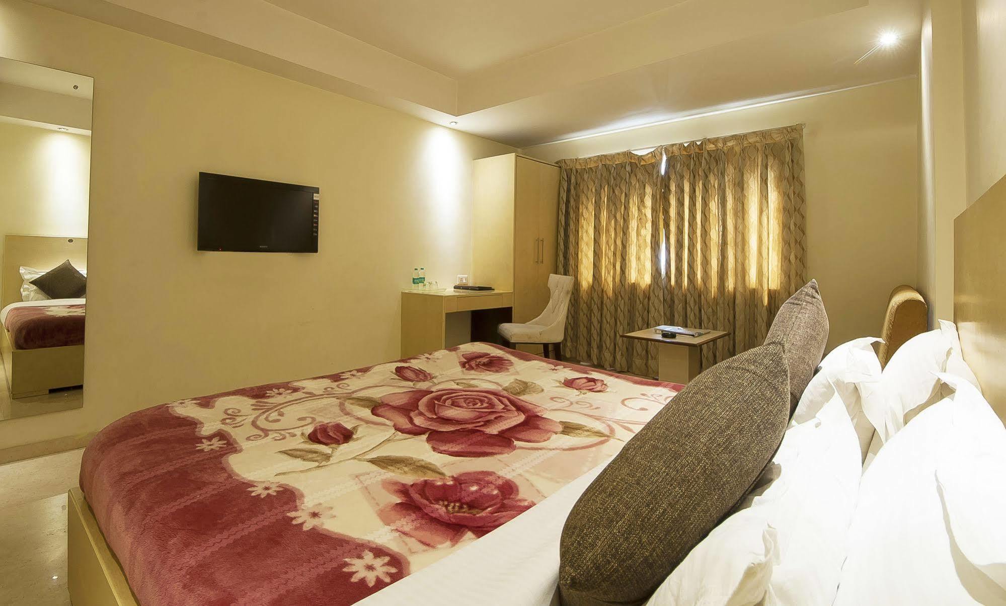 Mayur Hotel New Delhi Exterior photo