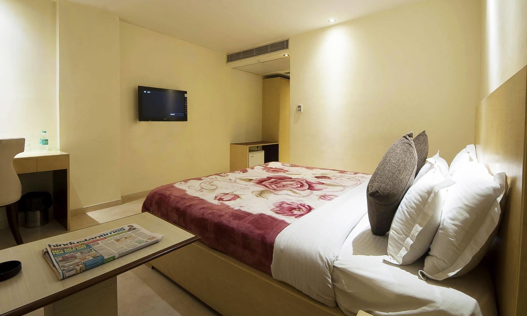 Mayur Hotel New Delhi Exterior photo