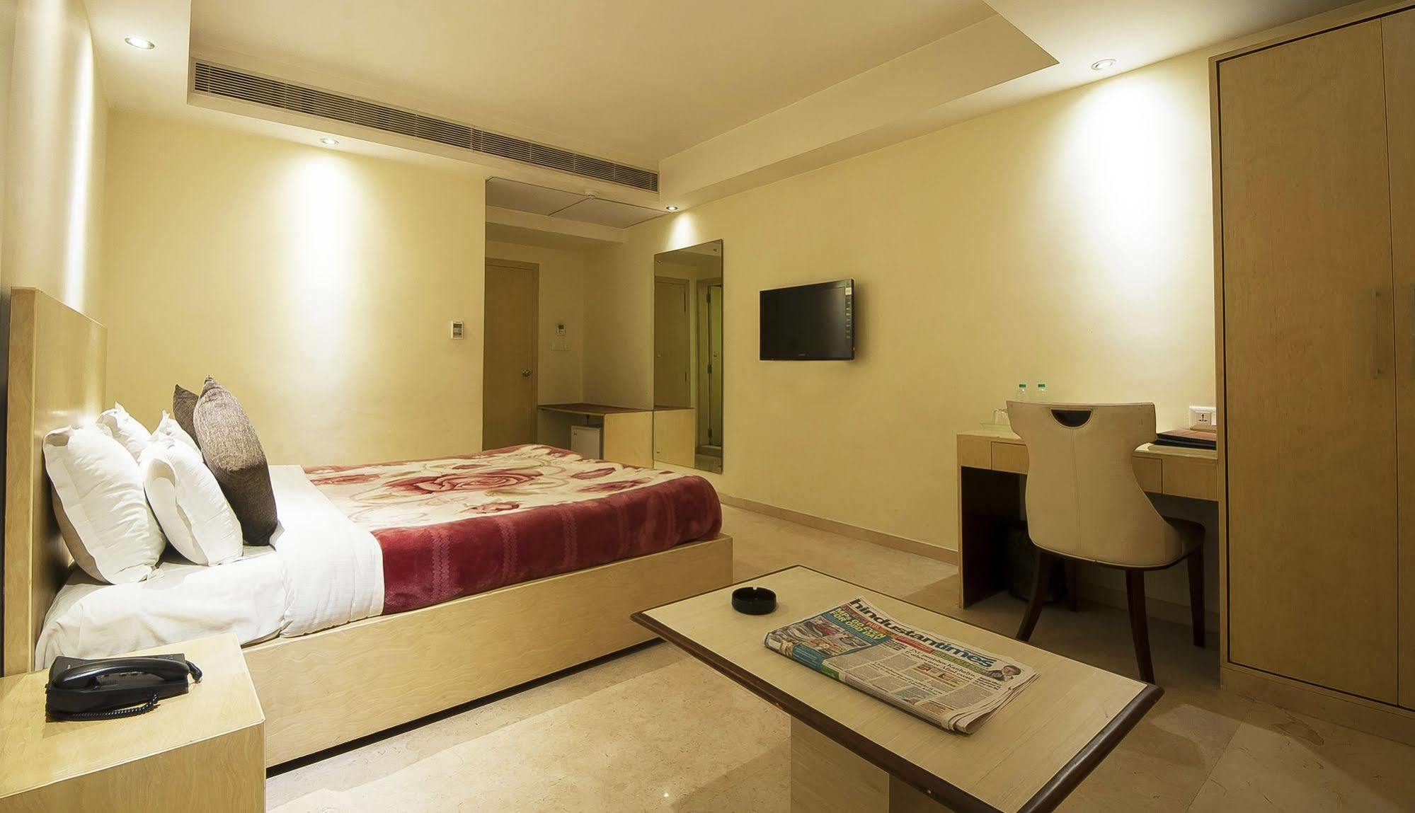 Mayur Hotel New Delhi Exterior photo
